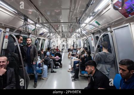 Immagine di una metropolitana di Istanbul, sulla linea 2, con persone sedute dentro la folla. La metropolitana di Istanbul è una rete ferroviaria di rapido transito che serve Foto Stock
