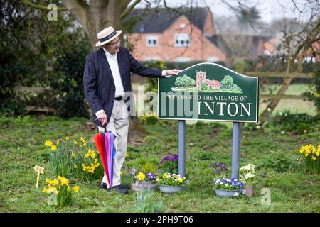 SOLO USO EDITORIALE locale Chris Marples guarda un segno dove l'uovo è mancante in Egginton, Derbyshire dove la parola 'uovo' è stata rimossa da vari segni intorno al villaggio come parte del ritorno di 'Cadbury Worldwide Hide', Un nascondiglio virtuale dell'uovo di Pasqua in cui la gente può nascondere un uovo di Pasqua in qualsiasi parte del mondo per un amato da trovare. Data di emissione: Lunedì 27 marzo 2023. Foto Stock