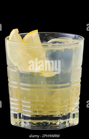 Estate rinfrescante ananas spritz cocktail freddo isolato sul nero Foto Stock