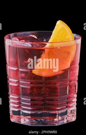 Estate rinfrescante fragola spritz cocktail freddo isolato sul nero Foto Stock