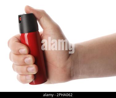 Uomo che tiene pepe spray su sfondo bianco, primo piano Foto Stock