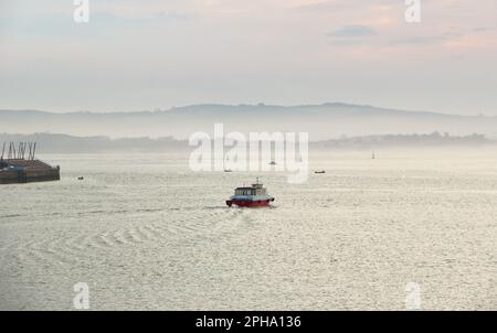 Vista panoramica con un traghetto locale e la Duna di Zaera Santander Cantabria Spagna in una tranquilla mattinata primaverile Foto Stock