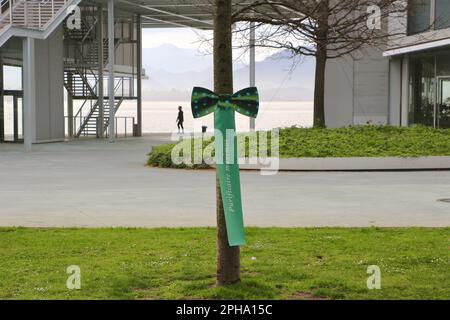 Nastri e archi in tress per il festival annuale albero il 26 marzo con il Botin Arts Centre Giardini Pereda Santander Cantabria Spagna Foto Stock