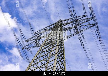 Costruzione di poli di potenza in acciaio con molti fili per il trasporto di energia elettrica via terra, Germania Foto Stock