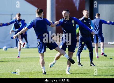 John McGinn scozzese (a destra) durante una sessione di allenamento a Lesser Hampden, Glasgow. Data immagine: Lunedì 27 marzo 2023. Foto Stock