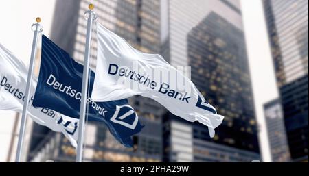 Berlino, DE, marzo 2023: Bandiere di Deutsche Bank che sventolano nel vento in un distretto finanziario. Il 2023 marzo Deutsche Bank ha subito un crollo del mercato azionario. Foto Stock
