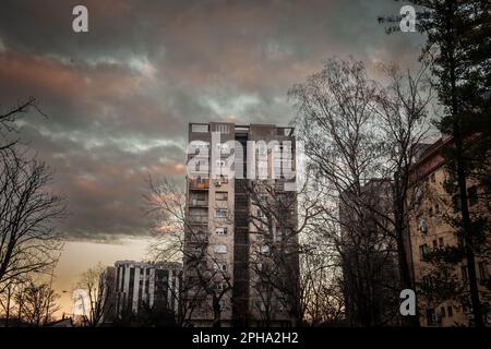 Sfocatura selettiva su un alto edificio da Novi Beograd, a Belgrado, Serbia, un insieme di alloggi comunisti tradizionali con uno stile brutalista, con un Foto Stock