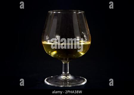 Immagine di un calice di cognac pieno di brandy, con la sua tipica forma di brandy. Cognac è una varietà di acquavite che prende il nome dal comune di Cognac, Francia. IO Foto Stock