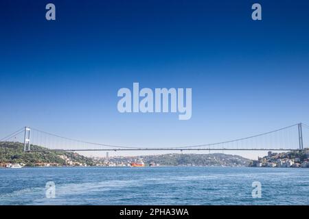 Immagine del secondo ponte sul Bosforo di Istanbul visto dal basso durante un pomeriggio di sole. Il Ponte Fatih Sultan Mehmet ('Sultan Mehmed il Conquistatore Foto Stock