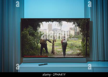 Kaunas, Lituania - 2023 marzo 27: L'ultimo di noi programma televisivo su schermo televisivo. Foto di alta qualità Foto Stock