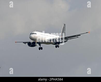 TITAN Airways, Airbus A320, G-POWM, sull'approccio finale alla pista 27 all'Aeroporto John Lennon di Liverpool, Liverpool, Merseyside, Inghilterra Foto Stock