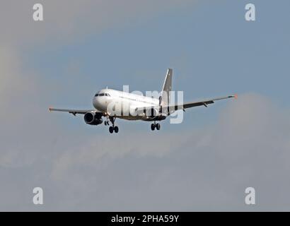 TITAN Airways, Airbus A320, G-POWM, sull'approccio finale alla pista 27 all'Aeroporto John Lennon di Liverpool, Liverpool, Merseyside, Inghilterra Foto Stock