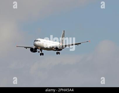 TITAN Airways, Airbus A320, G-POWM, sull'approccio finale alla pista 27 all'Aeroporto John Lennon di Liverpool, Liverpool, Merseyside, Inghilterra Foto Stock