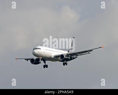 TITAN Airways, Airbus A320, G-POWM, sull'approccio finale alla pista 27 all'Aeroporto John Lennon di Liverpool, Liverpool, Merseyside, Inghilterra Foto Stock