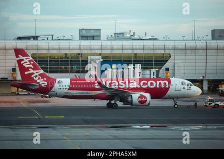 Kuala Lumpur, Malesia - 26 marzo 2023: AirAsia Airbus A320 visto all'aeroporto internazionale di Kuala Lumpur. Foto Stock