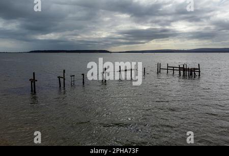 La zona del porto di Poole, come si vede dalla spiaggia di Hamworthy Park, Dorset, dove è stato dichiarato un incidente importante dopo che il petrolio è trapelato da un gasdotto nel porto, e il pubblico è invitato ad evitare di utilizzare l'acqua e le spiagge all'interno della zona. Poole Harbour Commissioners (PHC), che regolano le attività nel porto, ha detto che una perdita si è verificata in un gasdotto gestito dalla società di gas Perenco, sotto Opers Bay la Domenica. Data immagine: Lunedì 27 marzo 2023. Foto Stock