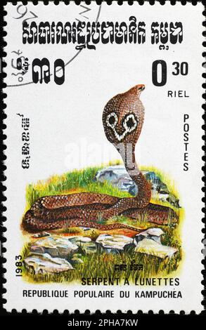 Cobra spettacolare su francobollo dalla Cambogia Foto Stock