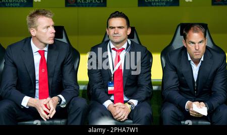 Dortmund, Germania. 18th Set, 2012. ARCHIVIA FOTO: Marc OVERMARS avrà 50 anni il 29 marzo 2023, co-allenatore vl Dennis BERGKAMP, Marc OVERMARS (Direttore tecnico), allenatore Frank DE BOER (all AM) sul banco allenatore, calcio Champions League, turno preliminare 1st matchday, Borussia Dortmund (DO) - Ajax Amsterdam (AM) 1:0, il 18th settembre 2012 a Dortmund/Germania? Credit: dpa/Alamy Live News Foto Stock