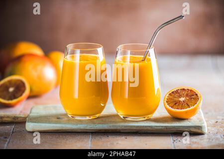 Due mango lassi o kesar latte in bicchieri. Bevanda fredda ayurvedica sana indiana con mango. freschezza lassi a base di yogurt, acqua, spezie, frutta e ic Foto Stock