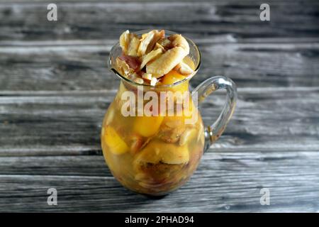 Composta di frutta secca, composta di datteri tradizionali Khoshaf kushaf che viene utilizzato in iftar Ramadan colazione con frutti stufati di datteri, albicocche, fichi, ra Foto Stock