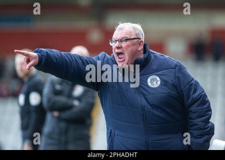 Steve Evans, allenatore di calcio, si è in piedi sulla linea di contatto durante la partita mentre si dirige al Stevenage Football Club Foto Stock