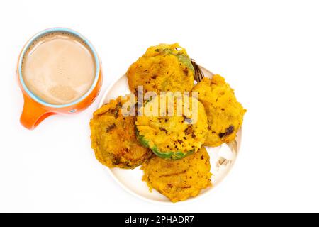 colazione con spuntini indiani a base di capsicum e farina di ceci con tisana Foto Stock