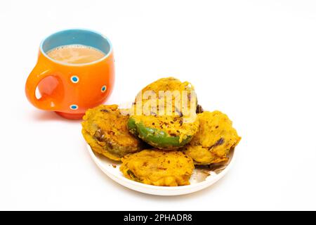 colazione con spuntini indiani a base di capsicum e farina di ceci con tisana Foto Stock