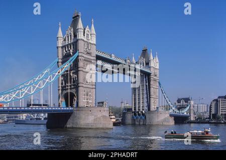 Tower Bridge in posizione sollevata, Londra, Inghilterra, Regno Unito. Circa anni '80 Foto Stock