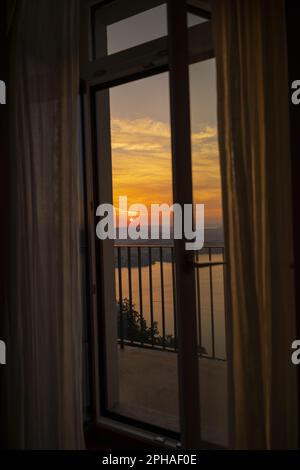 Vista dalla finestra con balcone sul lago di Lucerna con montagna al tramonto a Burgenstock, Nidwalden, Svizzera. Foto Stock