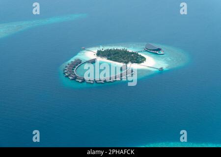 Splendida vista aerea di un remoto resort tropicale isola in uno degli atolli nelle Maldive. Foto Stock