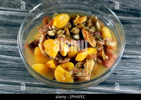 Composta di frutta secca, composta di datteri tradizionali Khoshaf kushaf che viene utilizzato in iftar Ramadan colazione con frutti stufati di datteri, albicocche, fichi, ra Foto Stock