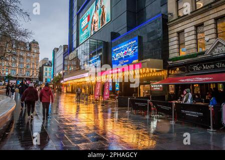 Cinema Odeon Luxe Leicester Square, un edificio iconico in stile Art Deco e completato nel 1937, Leicester Square, Londra, Inghilterra, Regno Unito Foto Stock