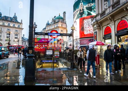 Stazione della metropolitana di Piccadilly Circus a Rain, Londra, Inghilterra, Regno Unito Foto Stock