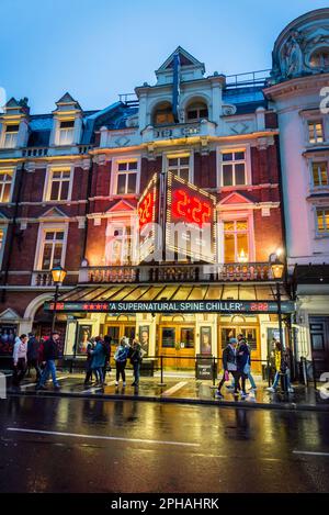 2:22 Una storia fantasma al Lyric Theatre di Shaftesbury Avenue, una famosa strada nel West End Theatre Land, Londra, Inghilterra, Regno Unito Foto Stock