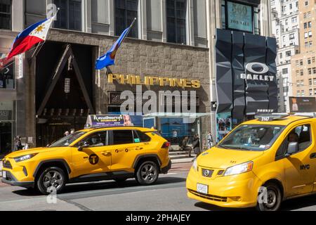 Traffic Fifth Avenue, Midtown Manhattan, 2023, NYC, USA Foto Stock