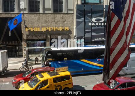 Traffic Fifth Avenue, Midtown Manhattan, 2023, NYC, USA Foto Stock