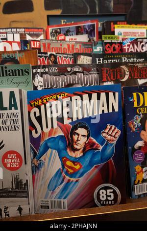 Barnes & Noble Booksellers sulla Fifth Avenue a New York City ha una vasta selezione di libri e riviste, USA 2023 Foto Stock