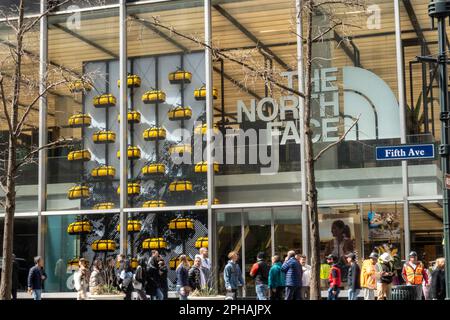 La North Face Flagship Store sulla Fifth Avenue, New York, Stati Uniti d'America Foto Stock