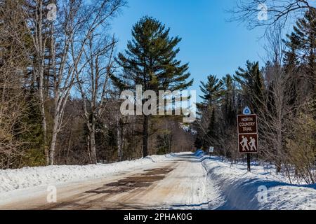 Indicazioni per North Country Trail che attraversa Peshekee Grade Road nell'Upper Peninsula, Michigan, USA Foto Stock