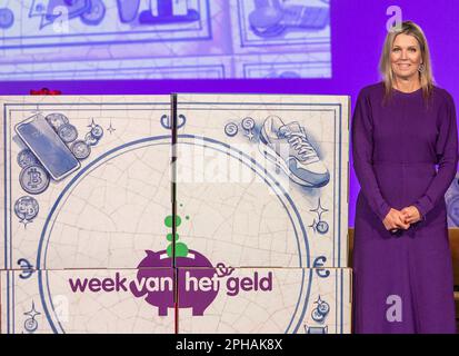 Utrecht, Niederlande. 27th Mar, 2023. Regina Maxima dei Paesi Bassi al Jaarbeurs a Utrecht, il 27 marzo 2023, per aprire la settimana dei soldi 2023 con il tema frenare il bling, ( la regina è presidente onorario della piattaforma di Money Wise ) Credit: Albert Nieboer/Netherlands OUT/Point de Vue OUT/dpa/Alamy Live News Foto Stock