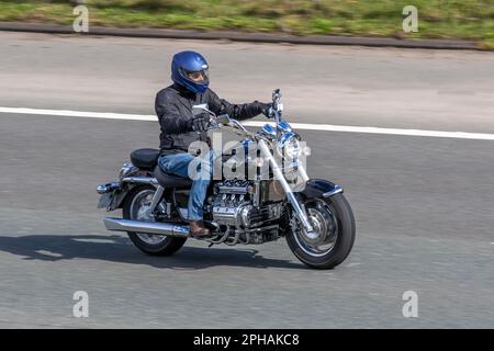 1996 Vintage Classic Honda Valkyrie moto, incrociatore motorizzato prodotto da Honda dal 1997 al 2003, designato GL1500C nel mercato statunitense e F6C nel Regno Unito; viaggiando sull'autostrada M61. Foto Stock