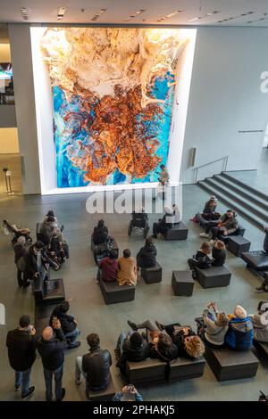 L'opera d'arte digitale di Refik Anadol, 'Unsupervised', è un'installazione di intelligenza artificiale che aggiunge il Museo di Arte moderna, 2023, New York City, Stati Uniti Foto Stock