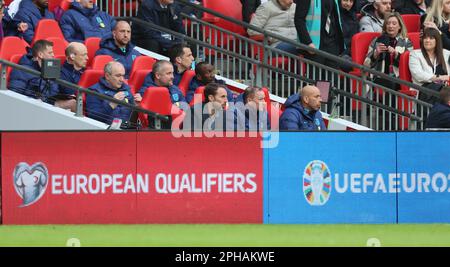 L-R Gareth Southgate manager of England Assistant Manager Steve Holland e Coach Paul Nevin durante la partita di qualificazione UEFA EURO 2024 round group C betw Foto Stock