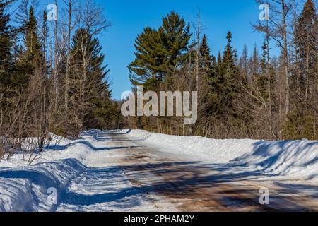 Peshekee Grade Road nell'Upper Peninsula, Michigan, Stati Uniti Foto Stock