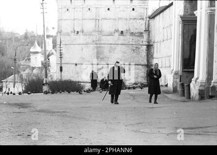 Adoratori alle mura del monastero di Zagorsk. Regione di Mosca, Russia, URSS, aprile 1976 Foto Stock