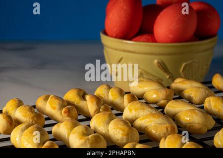 Uova di Pasqua greche e biscotti tradizionali. Primo piano. Foto Stock