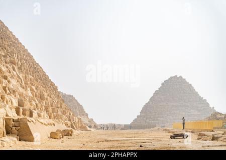 Una vista di un tempio piramidale presso il complesso piramidi di Giza in Egitto Foto Stock