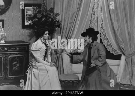 Archivi 80ies: l'attrice francese Micheline Presle e Francoise Fabian, in 'Gigi', Teatro Celestins, Lione, Francia, 1984 Foto Stock