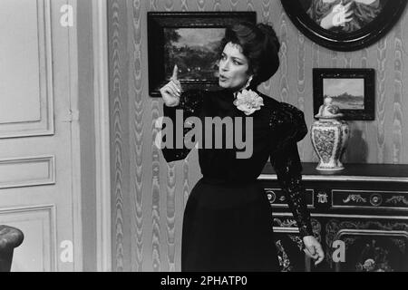 Archivi 80ies: L'attrice francese Francesco Fabian in 'Gigi', Teatro Celestins, Lione, Francia, 1984 Foto Stock