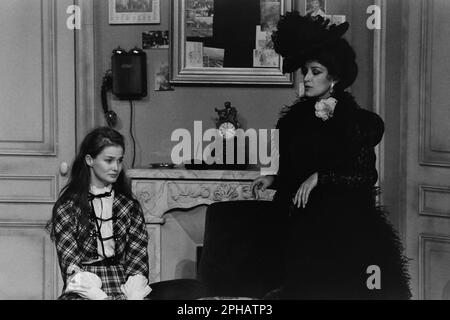 Archivi 80ies: Attrice francese Francesco Fabian e Marie-Sophie Pochat, in 'Gigi', Teatro Celestins, Lione, Francia, 1984 Foto Stock